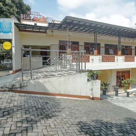 Spot On 90092 Dewi Safitri Hotel Semarang Exterior photo