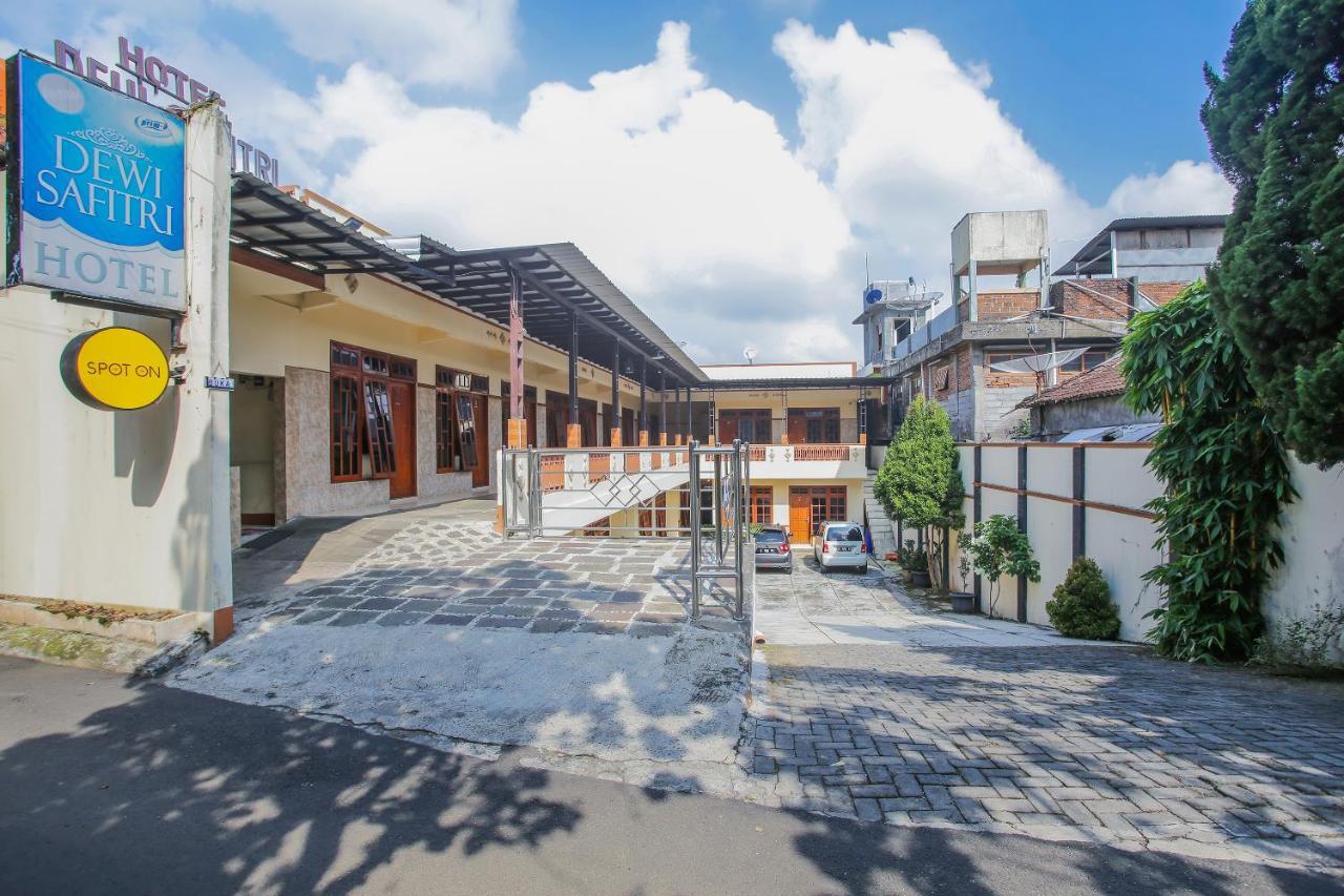 Spot On 90092 Dewi Safitri Hotel Semarang Exterior photo