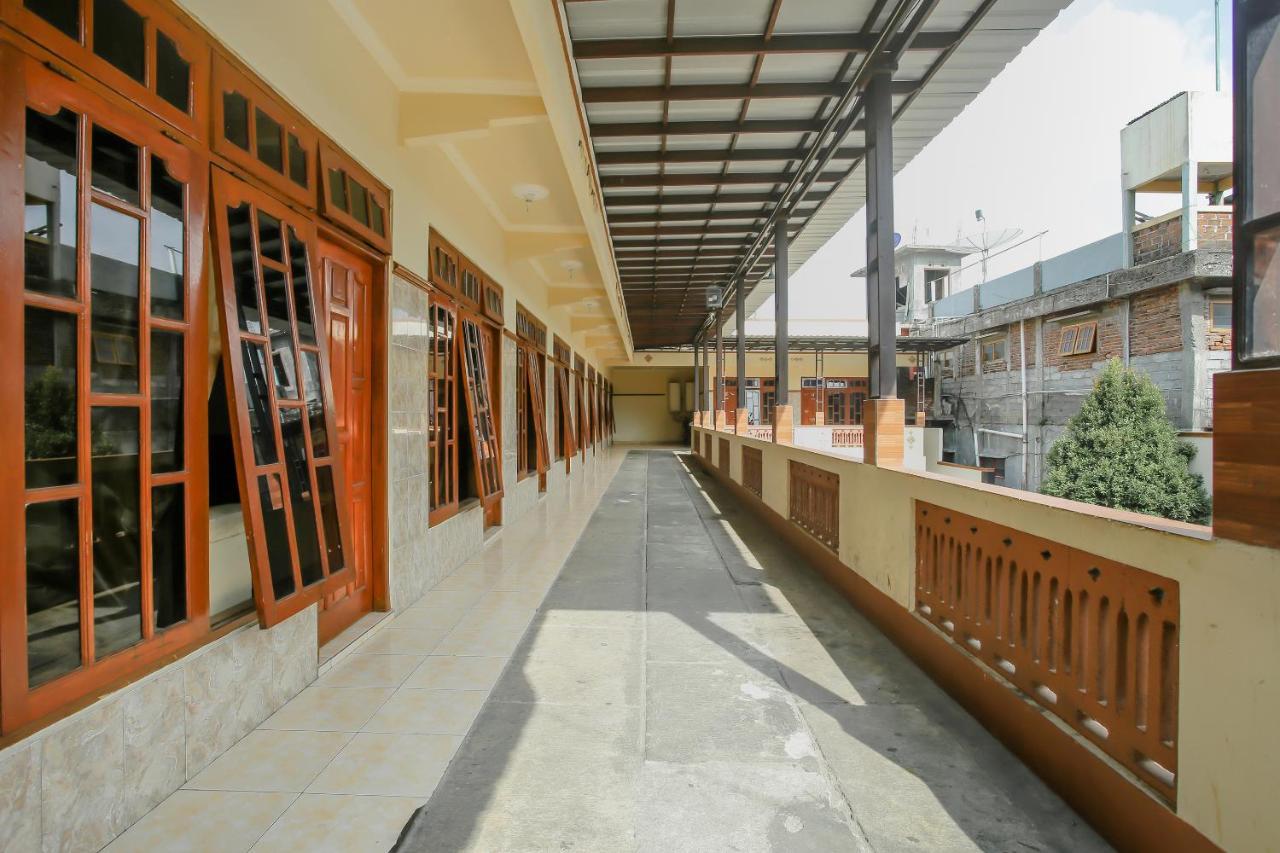 Spot On 90092 Dewi Safitri Hotel Semarang Exterior photo