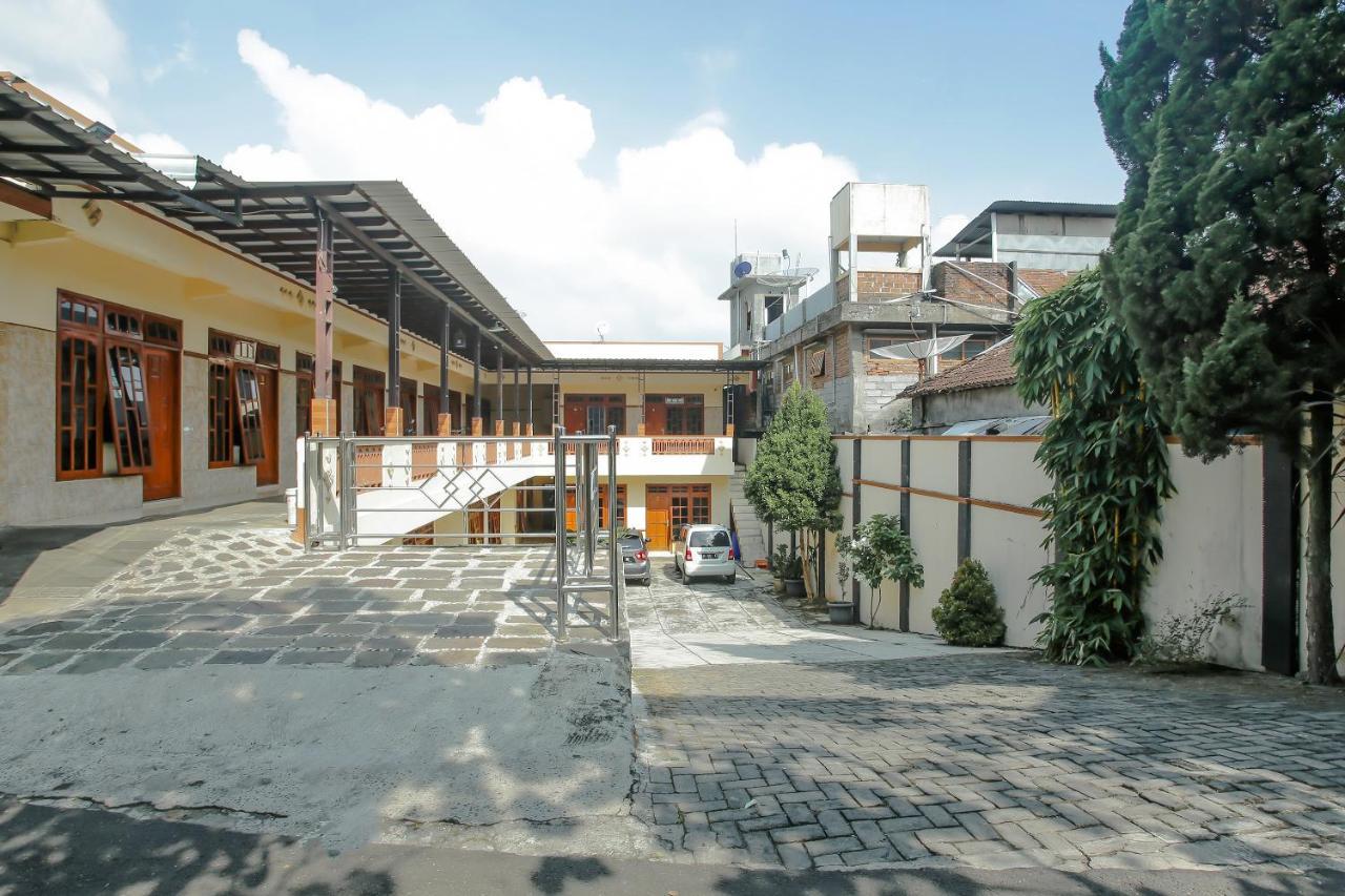 Spot On 90092 Dewi Safitri Hotel Semarang Exterior photo