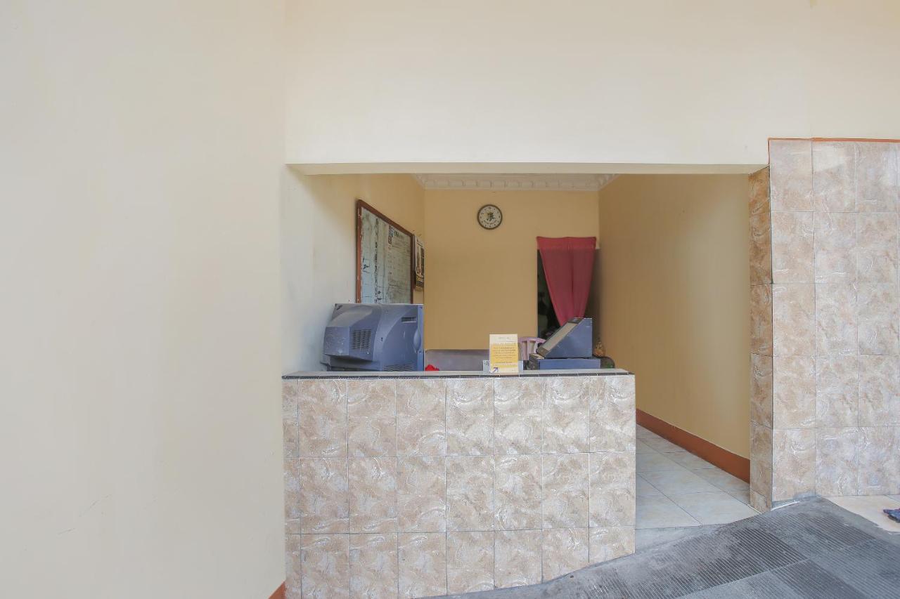 Spot On 90092 Dewi Safitri Hotel Semarang Exterior photo