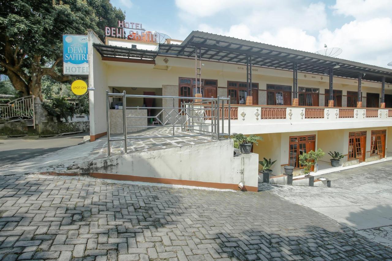 Spot On 90092 Dewi Safitri Hotel Semarang Exterior photo