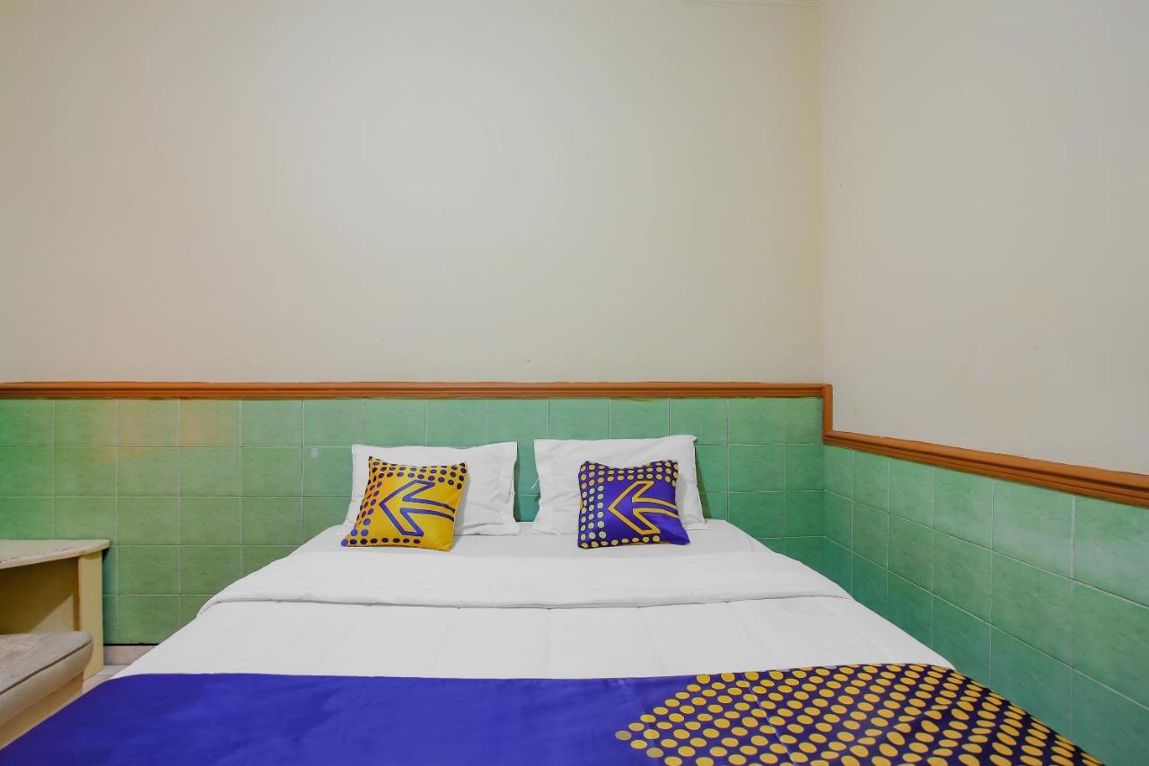 Spot On 90092 Dewi Safitri Hotel Semarang Exterior photo